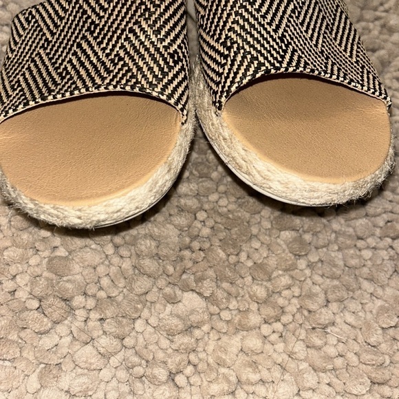Tommy Bahama slides on a size 6.5 woman - Picture 3 of 10